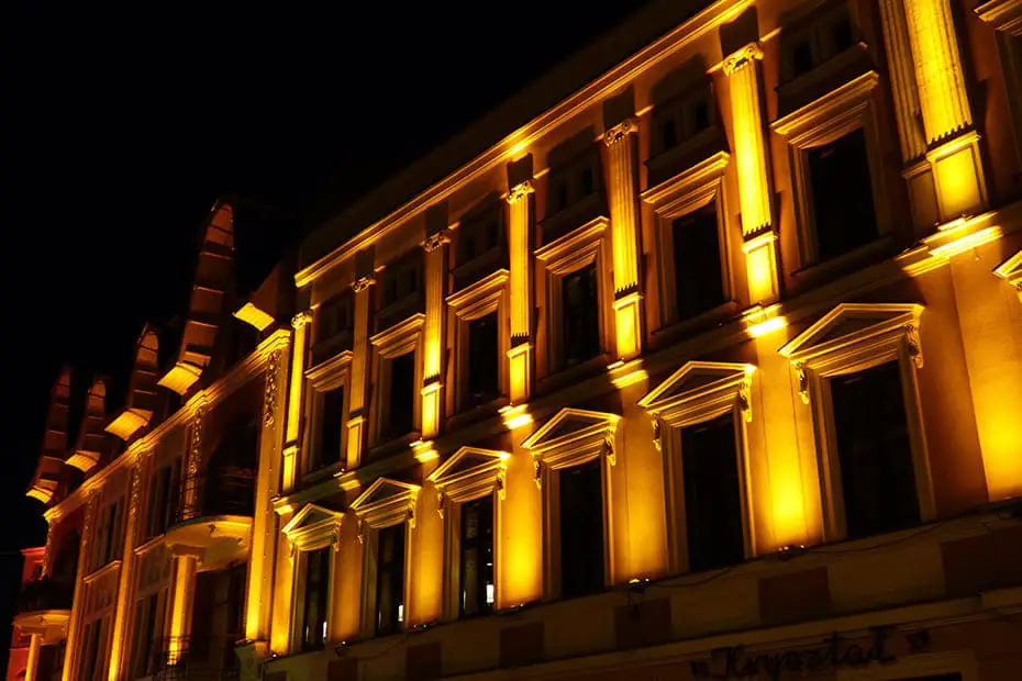 aktsentnoe-osveshchenie-fasada