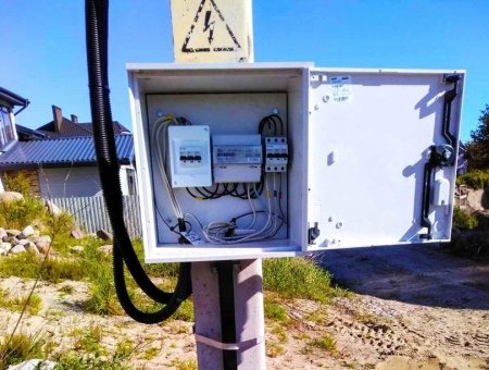 В поселке Янтарный подключили частный дом к электросетям